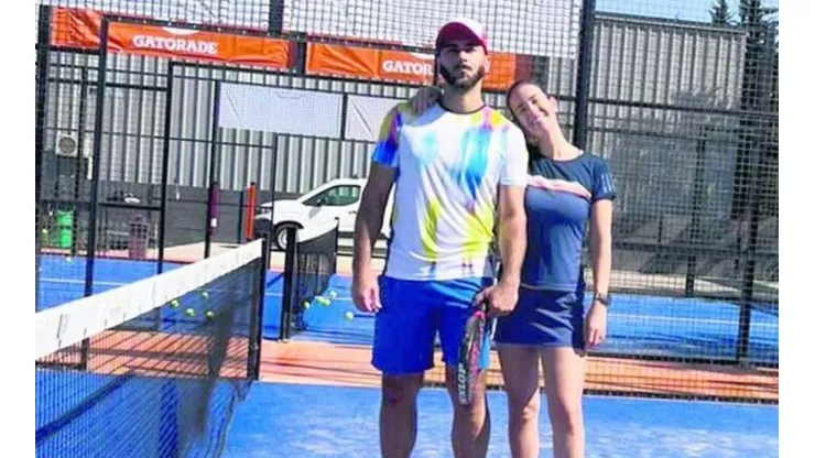 Johnny Herrera acompañado de su pareja en el juego del pádel.