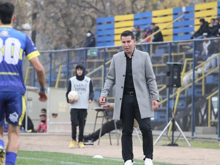 Conoce a Matías Garrido, el técnico más joven del fútbol chileno