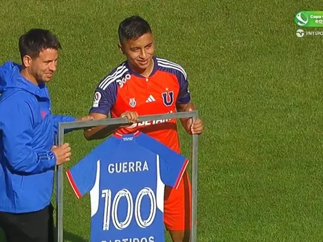 La U homenajea a Guerra tras llegar a los 100 partidos con el club