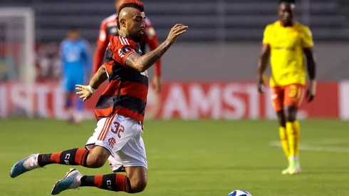 Vidal fue titular en la sorpresiva derrota de Flamengo ante Aucas