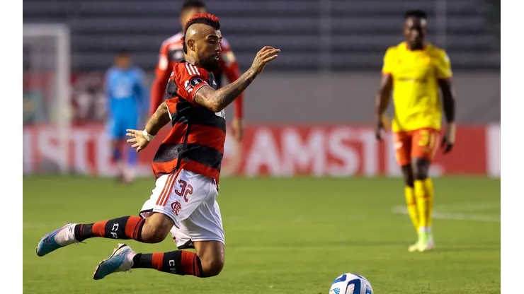 Vidal fue titular en la sorpresiva derrota de Flamengo ante Aucas