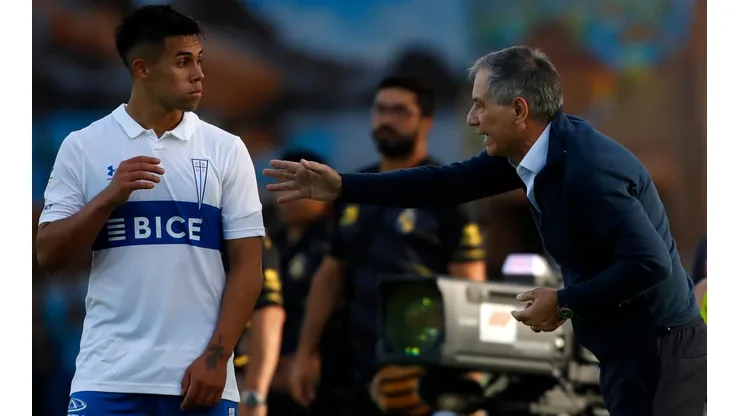Ariel Holan aconseja a Alexander Aravena