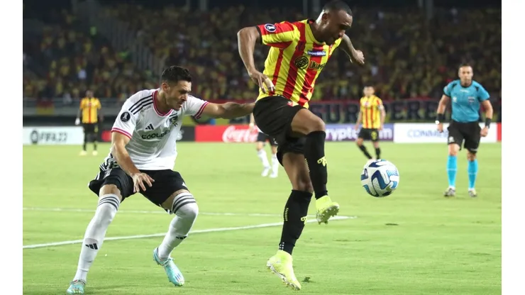 González disputando un balón con un atacante de Pereira.