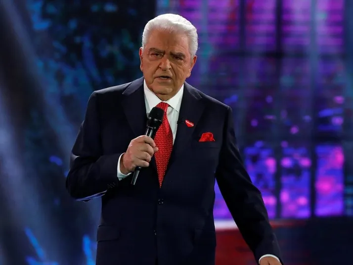 Don Francisco recibe camiseta de equipo del ascenso pese a su amor por la U