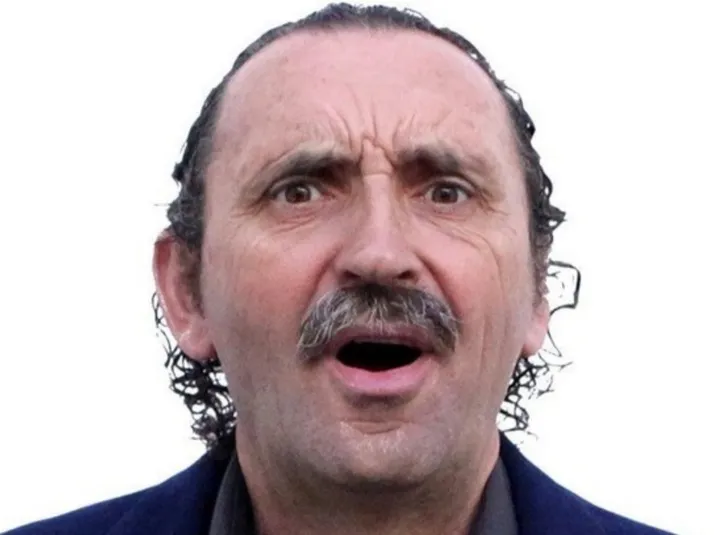 Benni prepara show de stand up con striptease incluido