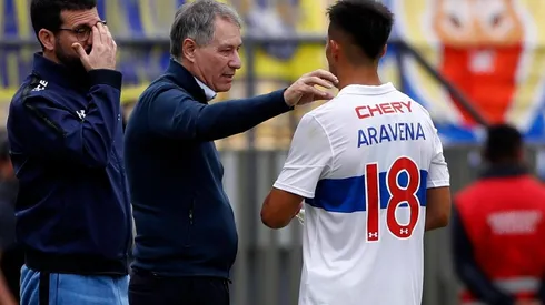 Ariel Holan llenó de elogios a Alexander Aravena