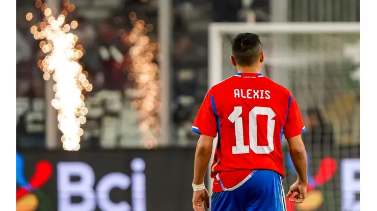 Alexis Sánchez dio vuelta la página de la generación dorada cambiando su dorsal.