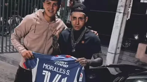 El jugador y el artista con la camiseta de Universidad de Chile.