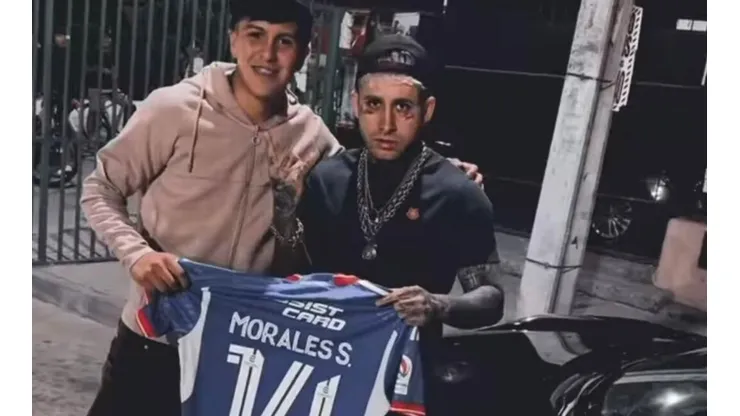 El jugador y el artista con la camiseta de Universidad de Chile.