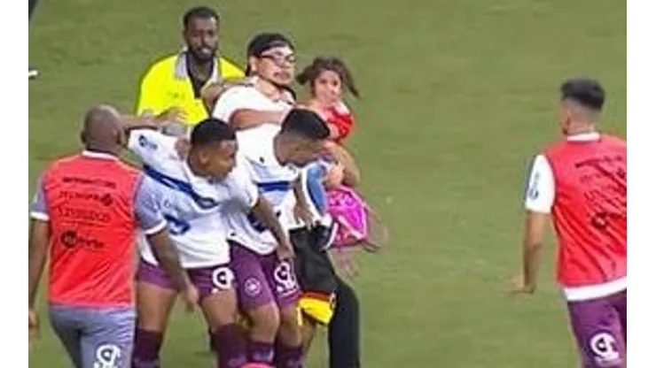 Hincha de Inter agrede con niña en brazos