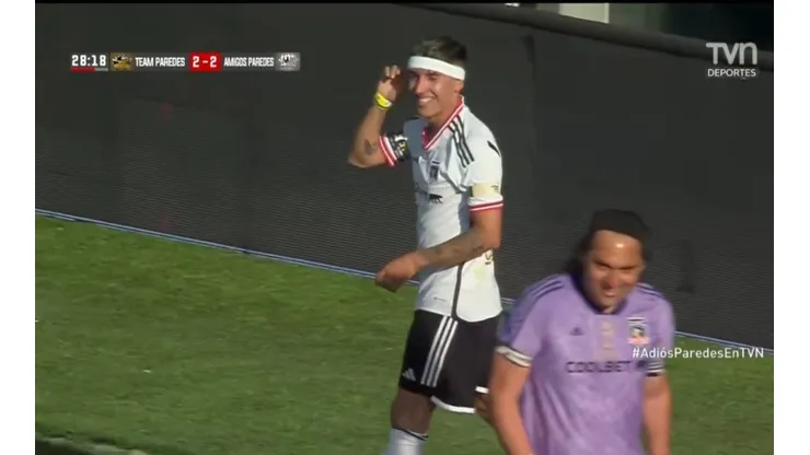 El show especial de Pailita en despedida de Esteban Paredes: Recibe patada de Arturo Sanhueza y se pierde un gol "Ultra Solo"