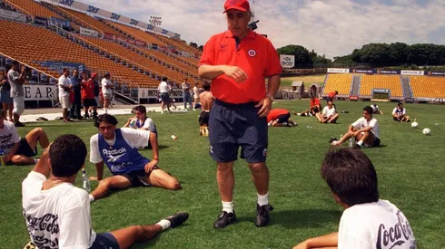 Alexis Sánchez elige a Nelson Acosta como el DT número 1 de su carrera