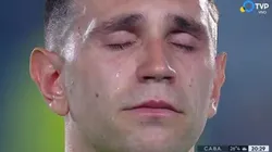 El show del arquero campeón del mundo: Dibu Martínez llora durante el himno y repite el gesto de la final