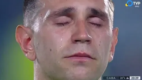 El show del arquero campeón del mundo: Dibu Martínez llora durante el himno y repite el gesto de la final