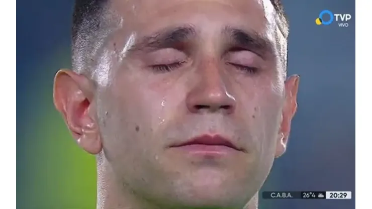 El show del arquero campeón del mundo: Dibu Martínez llora durante el himno y repite el gesto de la final