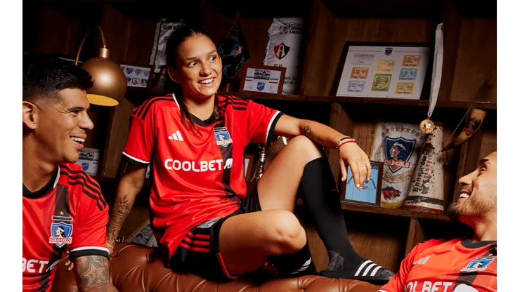 Colo Colo presentó la nueva camiseta alternativa de color rojo.