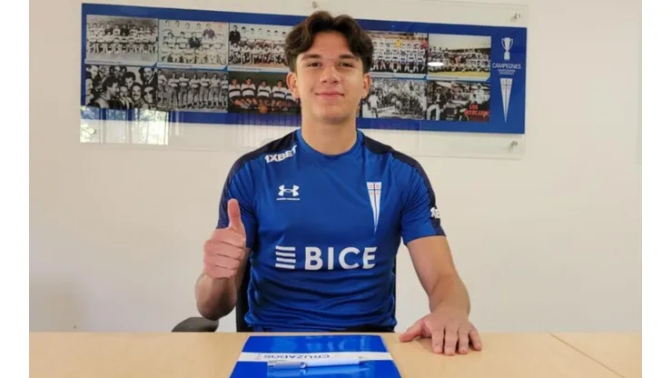 El joven jugador firmó su contrato profesional con la UC