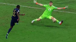 El mano a mano que Kolo Muani perdió contra el Dibu Martínez