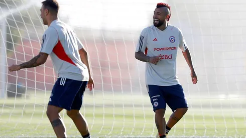 La felicidad de Arturo Vidal con la camiseta de la selección chilena.