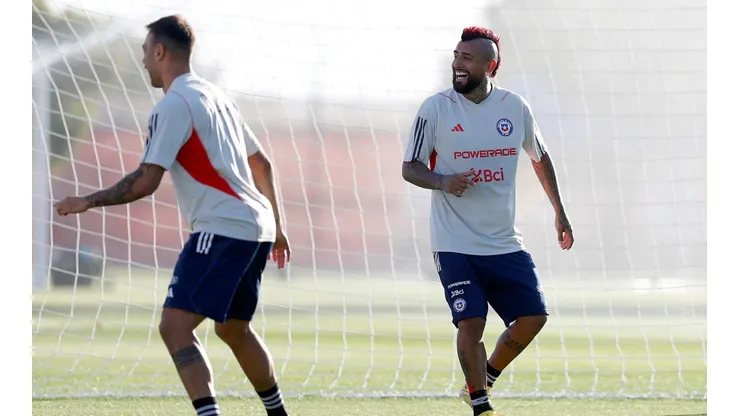 La felicidad de Arturo Vidal con la camiseta de la selección chilena.