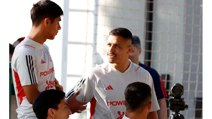 El saludo de Darío Osorio con Alexis Sánchez en la Roja.
