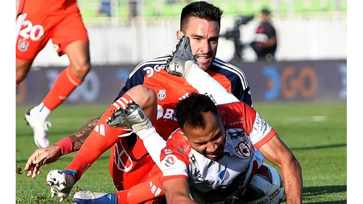 El defensor demuestra su compromiso con la camiseta de la U y sus compañeros.