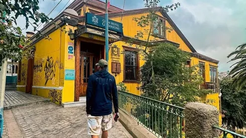 Emmanuel Ojeda paseando por el cerro Concepción en Valparaíso.