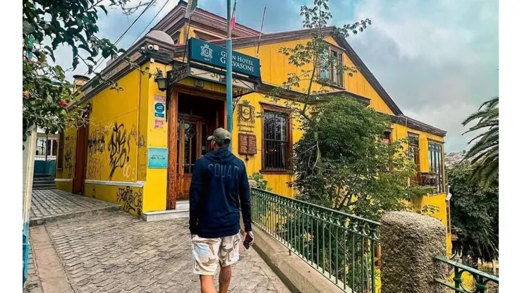 Emmanuel Ojeda paseando por el cerro Concepción en Valparaíso.