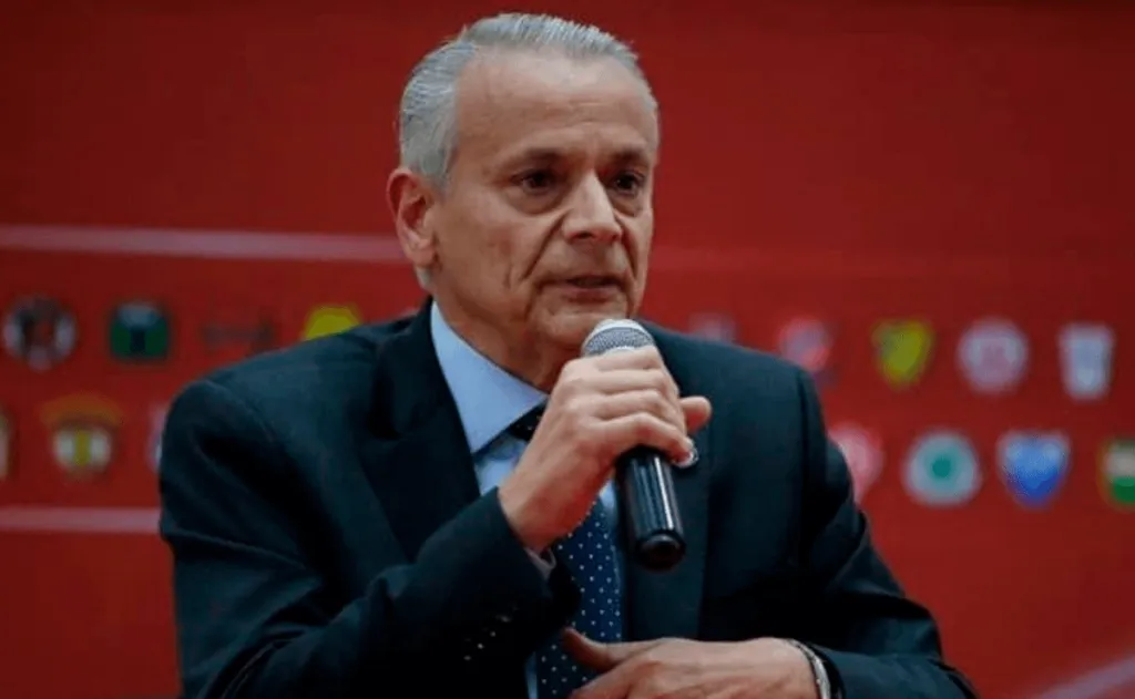 Javier Castrilli le cae con todo a Francisco Gilabert.