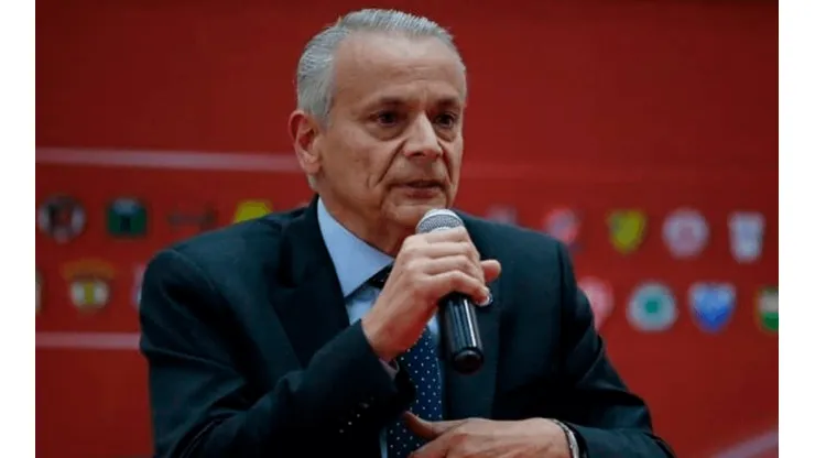 Javier Castrilli le cae con todo a Francisco Gilabert.