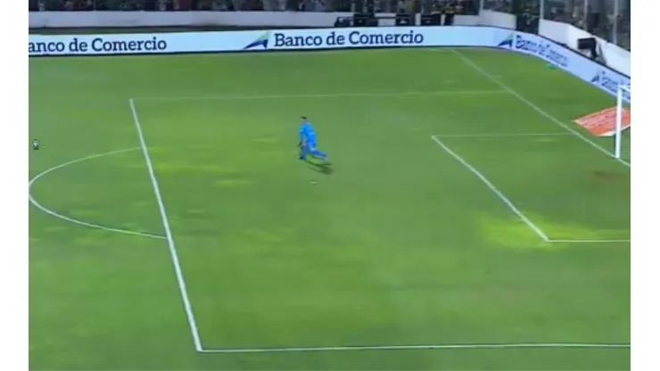 El ex jugador de Colo Colo se perdió esta gran chance de gol