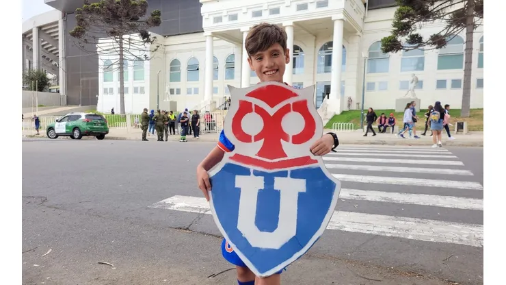 Pequeño hincha de la U que realizó el cartel para al Superclásico cuenta su experiencia con el plantel azul