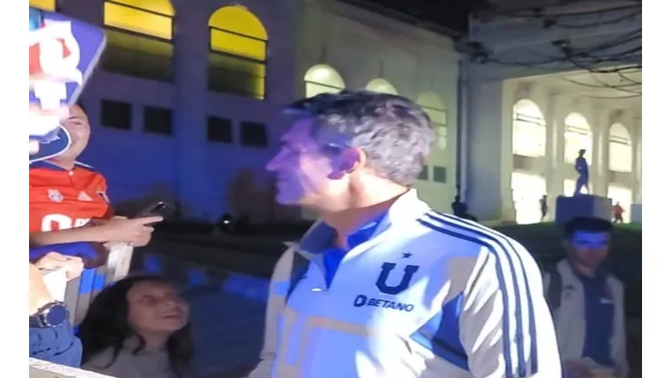 Hincha de Universidad de Chile hace reír a un enojado Mauricio Pellegrino a la salida del estadio