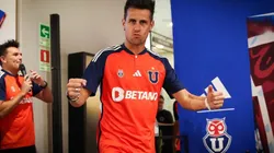 El ex delantero fue uno de los primeros en modelar la nueva camiseta de la U.