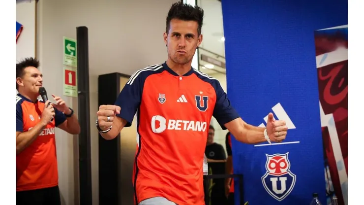 El ex delantero fue uno de los primeros en modelar la nueva camiseta de la U.