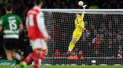 Aaron Ramsdale no pudo atajar el remate de Sporting