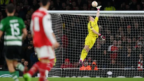 Aaron Ramsdale no pudo atajar el remate de Sporting