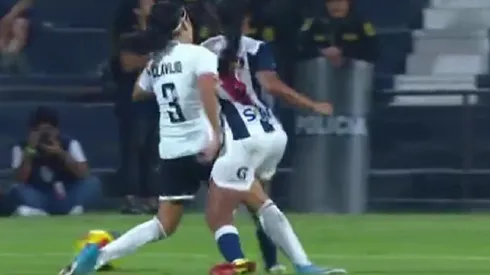 Esta jugada desató le ira de los hinchas, relatores y comentaristas peruanos.