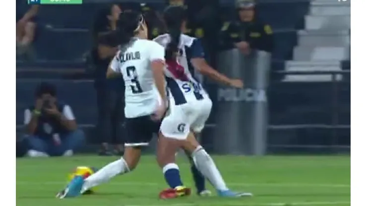 Esta jugada desató le ira de los hinchas, relatores y comentaristas peruanos.