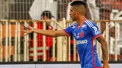 Leandro Fernández muestra una cortaplumas que fue tirada a la cancha.