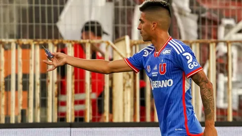 Leandro Fernández muestra una cortaplumas que fue tirada a la cancha.