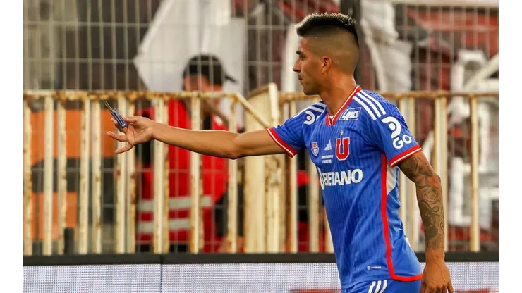 Leandro Fernández muestra una cortaplumas que fue tirada a la cancha.