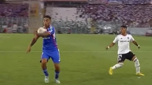La jugada que Colo Colo reclamó como penal en el minuto 92.