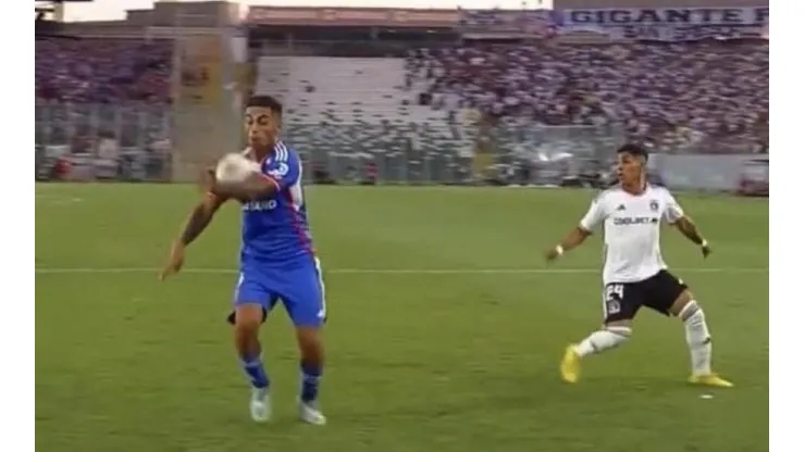La jugada que Colo Colo reclamó como penal en el minuto 92.