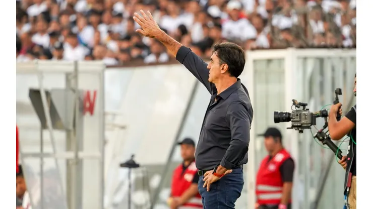 Gustavo Quinteros se molesta con lo mostrado por la U en el Monumental