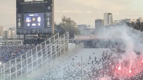 Un ataque con bengalas se puede advertir del lado de Colo Colo a la barra de la U