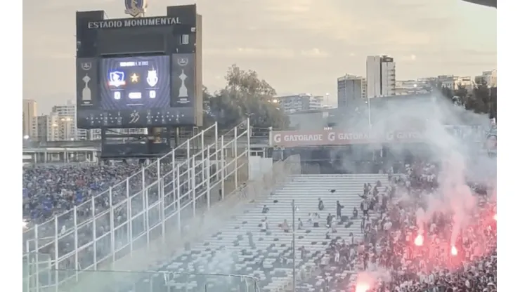 Un ataque con bengalas se puede advertir del lado de Colo Colo a la barra de la U