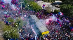 Hinchas de Universidad de Chile realizan masivo banderazo en la previa del Superclásico