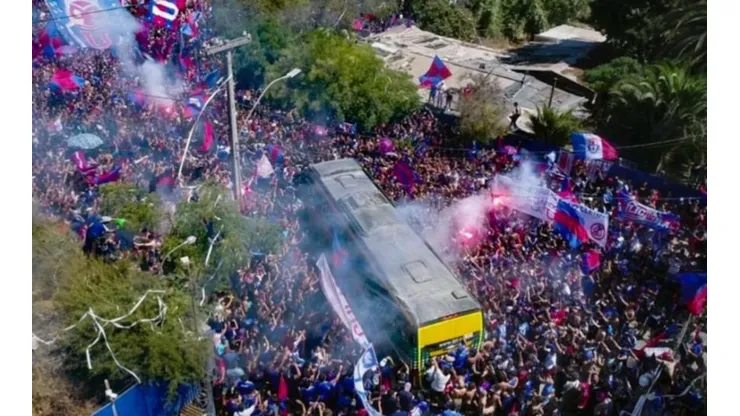 Hinchas de Universidad de Chile realizan masivo banderazo en la previa del Superclásico