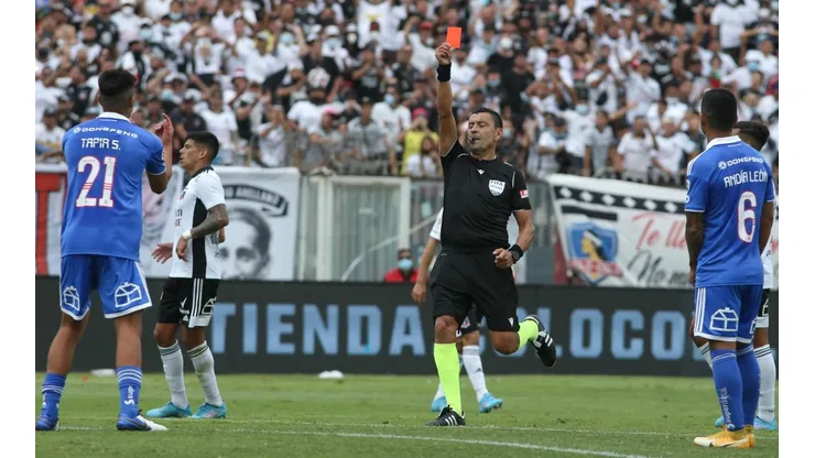 El último Superclásico en el Monumental la U terminó con dos hombres menos.